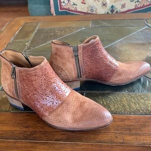 New Sundance Catalog Bootie size (40) 9 cognac